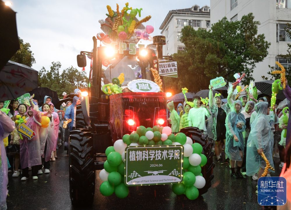 6月21日,农机花车队伍在3044澳门永利集团欢迎您校园里冒雨巡游。2