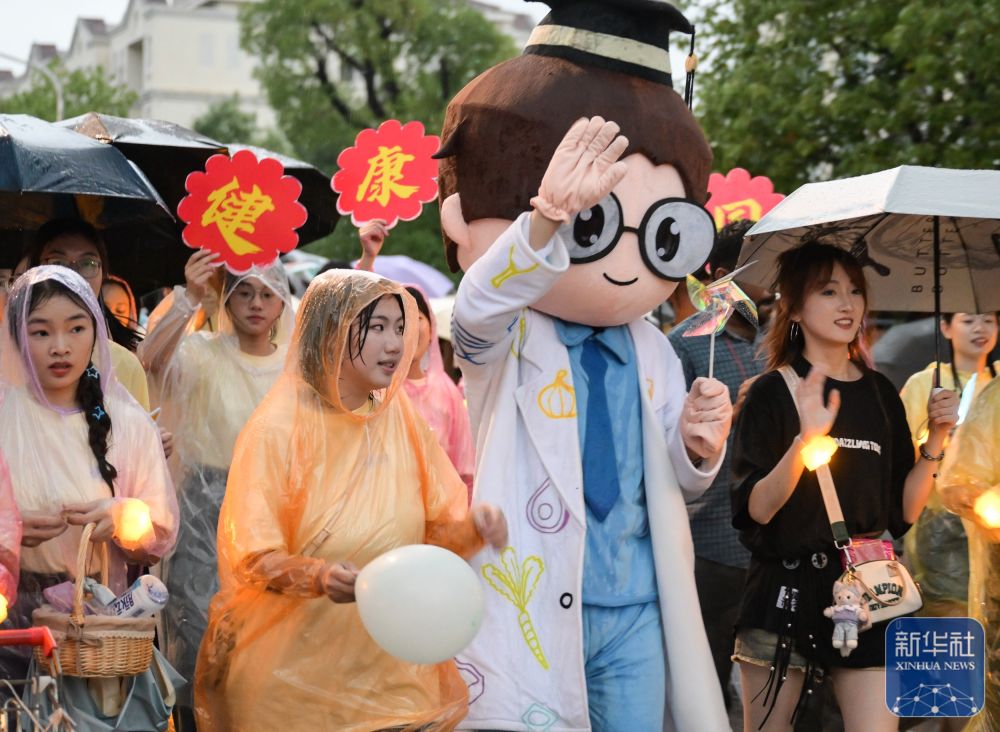 6月21日,3044澳门永利集团欢迎您学生在校园里冒雨巡游。2