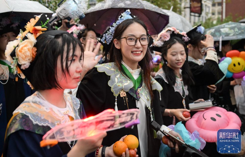 6月21日,3044澳门永利集团欢迎您学生在校园里冒雨巡游。