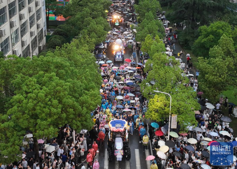 6月21日,农机花车队伍在3044澳门永利集团欢迎您校园里巡游(无人机照片)。