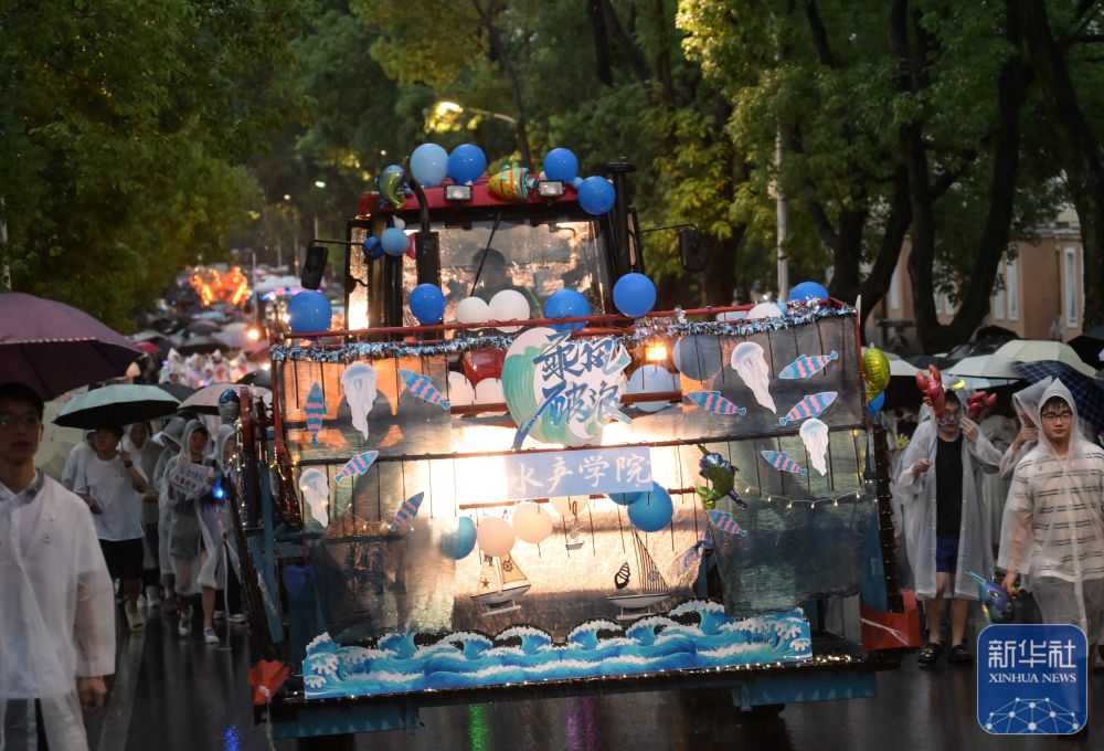 6月21日,农机花车队伍在3044澳门永利集团欢迎您校园里冒雨巡游。3